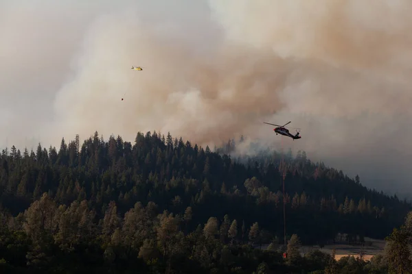 불타는 날아가는 헬리콥터의 숨막힐 — 스톡 사진