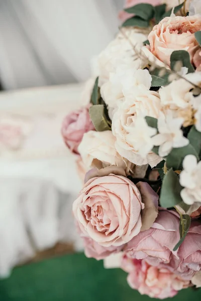 Een Close Van Roze Rozen Versieren Bruiloft Interieur — Stockfoto
