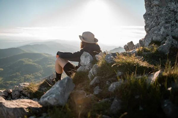 Жінка Сидить Вершині Гори — стокове фото