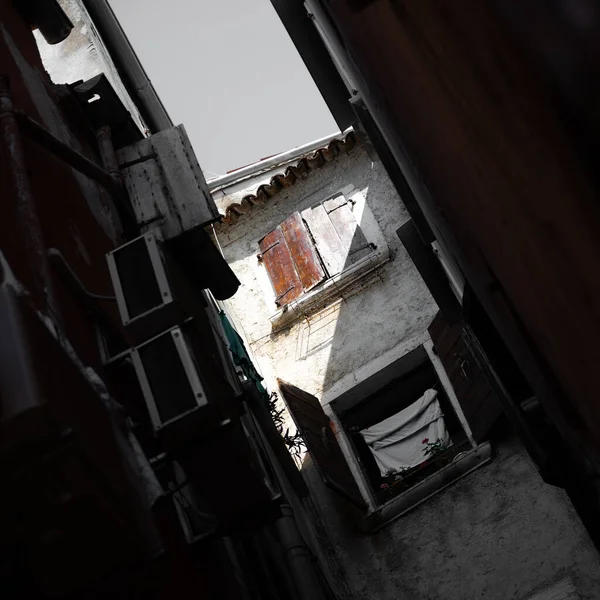 Vecchi Edifici Danneggiati Sotto Cielo Nuvoloso Durante Giorno — Foto Stock