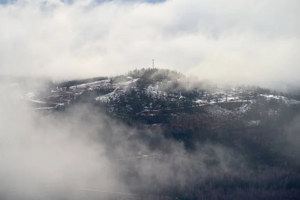 挪威有通信天线的多雾山顶 — 图库照片