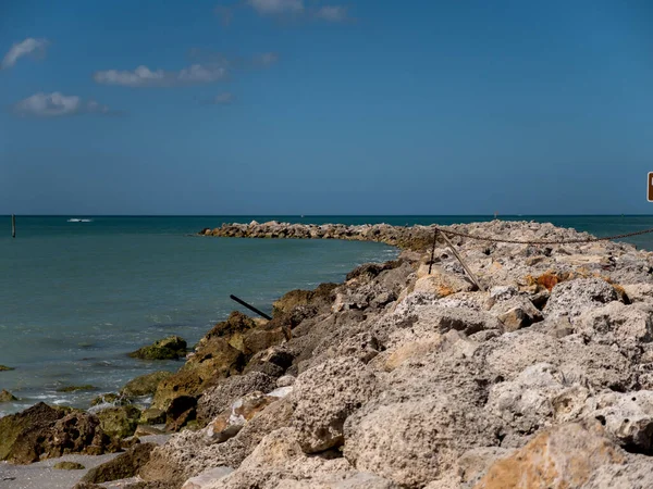 Beautiful View Rocky Seacoast Splashing Sea Waves — Stock Photo, Image