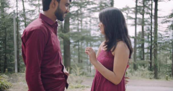 Індійська Пара Зустрічається Парку Жінка Тримає Червону Троянду — стокове відео
