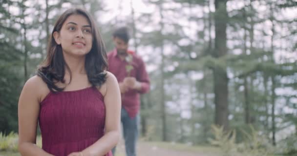 Indiańska Para Parku Mężczyzna Zamierza Dać Czerwoną Różę Jej Kobiecie — Wideo stockowe