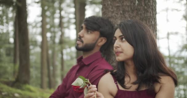 Indisches Paar Bei Date Park Frau Hält Rose — Stockvideo