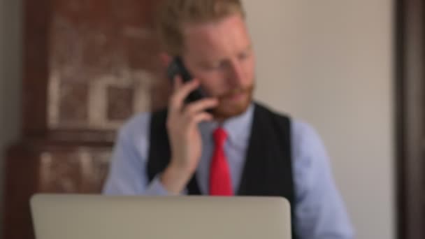 Jovem Bonito Homem Negócios Caucasiano Falando Telefone Escritório — Vídeo de Stock