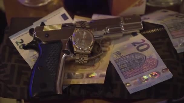 Nahaufnahme Einer Waffe Mit Der Armbanduhr Auf Euro Banknoten — Stockvideo