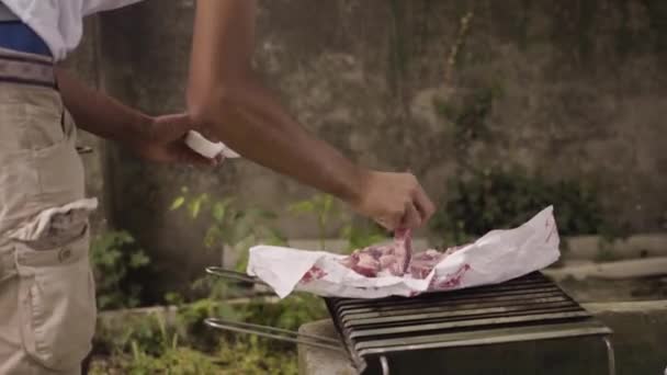 Imagens Close Cozinhar Carne Para Churrasqueira Livre — Vídeo de Stock