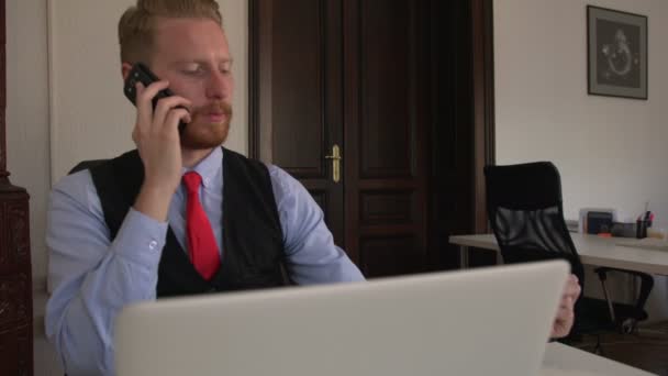 Jovem Bonito Homem Negócios Caucasiano Falando Telefone Escritório — Vídeo de Stock
