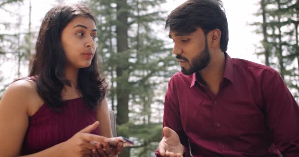 Indiskt Par Parken Med Hjälp Smartphone — Stockvideo