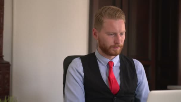 Genç Beyaz Adamı Ofiste Dizüstü Bilgisayar Kullanıyor — Stok video