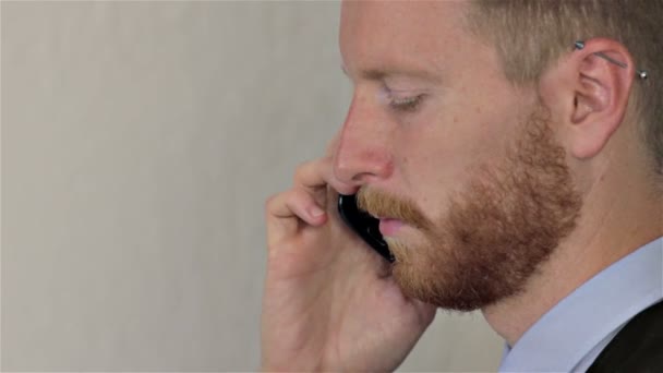 Молодой Красивый Кавказский Бизнесмен Разговаривает Телефону Офисе — стоковое видео
