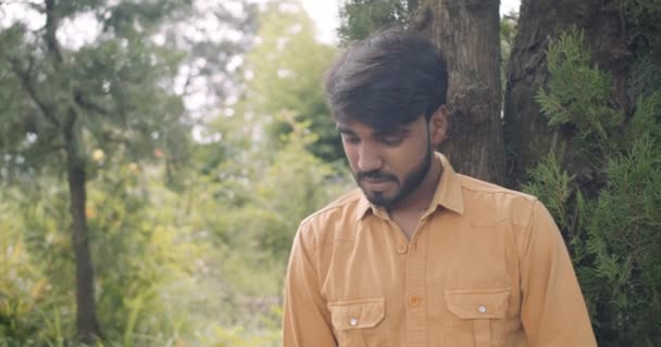 Індійський Чоловік Парку Біля Дерева — стокове відео