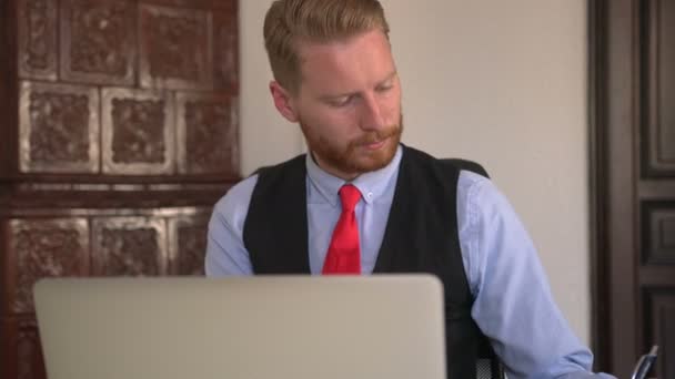 잘생긴 코카서스 사업가 사무실에서 노트북을 사용하는 — 비디오