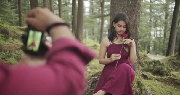 Indian Man Taking Picture Woman Rose Park — ストック動画