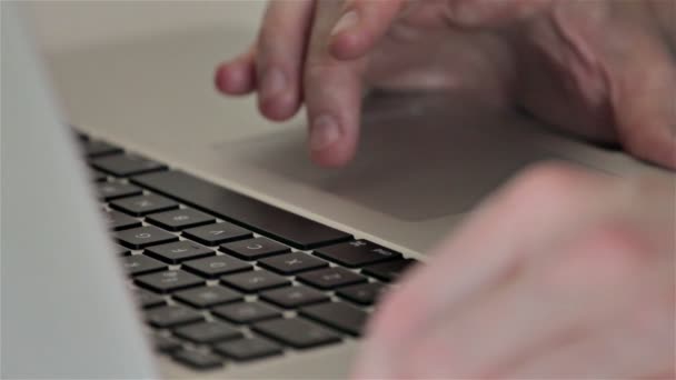Blisko Biznesmena Korzystającego Laptopa Biurze — Wideo stockowe
