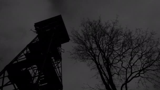 曇りの日のタワーの映像です — ストック動画