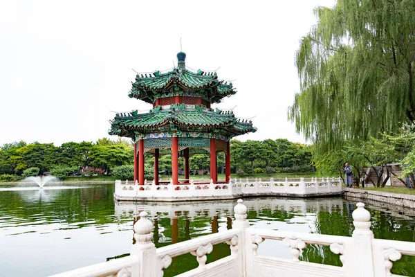 Θέα Του Όμορφου Περιπτέρου Στον Κήπο Diaoyutai State Guesthouse Πεκίνο — Φωτογραφία Αρχείου