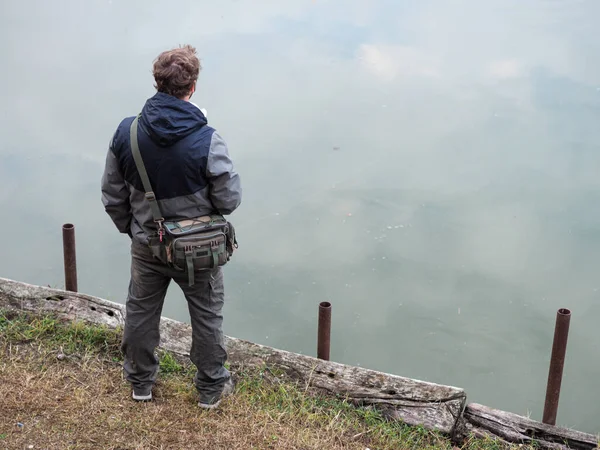 Jovem Caucasiano Pegando Peixe Com Uma Vara Pesca Lago — Fotografia de Stock