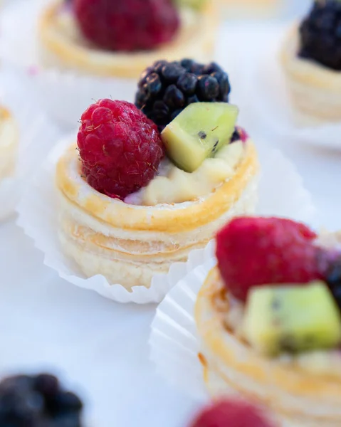 Colpo Verticale Deliziose Piccole Tortine Dessert Con Frutta Fresca — Foto Stock