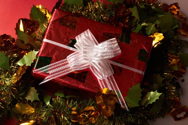 Primer Plano Una Caja Regalo Con Guirnaldas Navidad Bajo Las — Foto de Stock