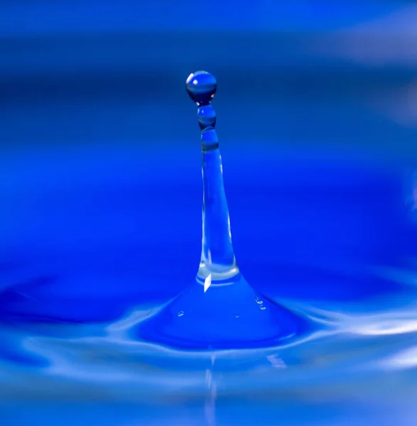 Vertical Shot Waterdrop Splash — 图库照片