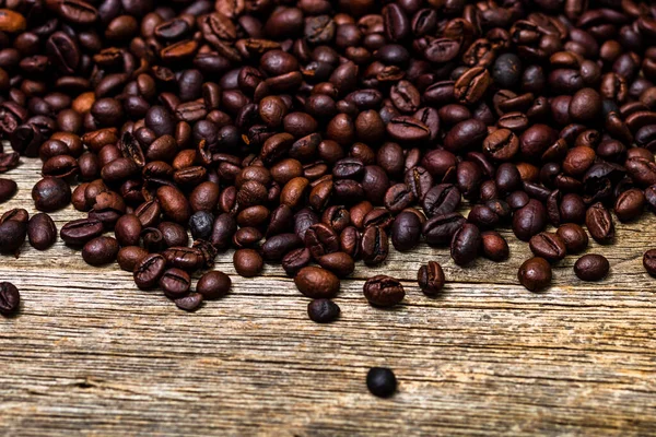 木の表面に焼きたてのコーヒー豆のクローズアップ — ストック写真