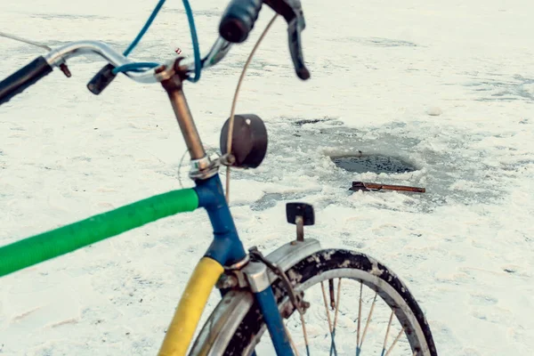 Egy Közeli Kép Egy Régi Bicikliről Egy Befagyott Tavi Területen — Stock Fotó
