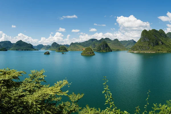Guangxi Çin Arka Planda Tepeleri Olan Göl Dağların Manzarası — Stok fotoğraf
