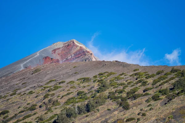 青空を背景に植生のある丘の景色 — ストック写真