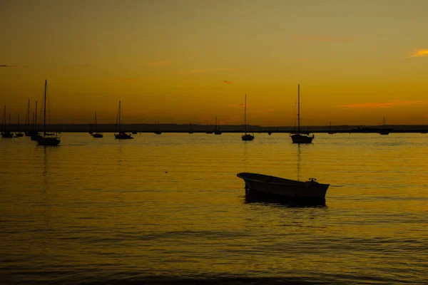 Прекрасний Знімок Помаранчевого Заходу Сонця Над Човнами Спокійному Чистому Морі — стокове фото