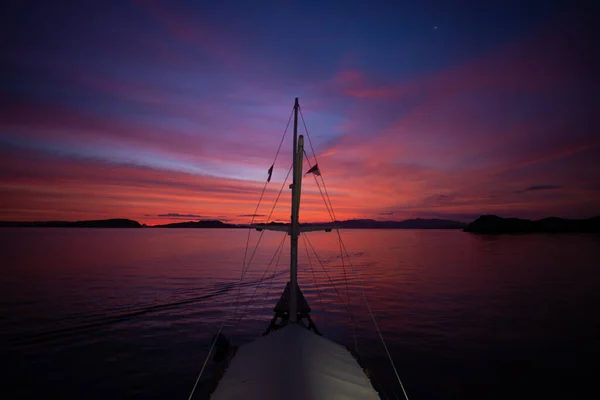 Живописный Вид Фиолетовый Закат Над Морем Снятый Корабля — стоковое фото