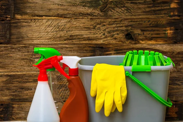 Zbliżenie Opryskiwaczy Czyszczenia Wiader Żółtych Rękawic Używanych Oczyszczania — Zdjęcie stockowe