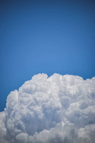 Sebuah Gambar Vertikal Dari Awan Indah Langit Biru — Stok Foto