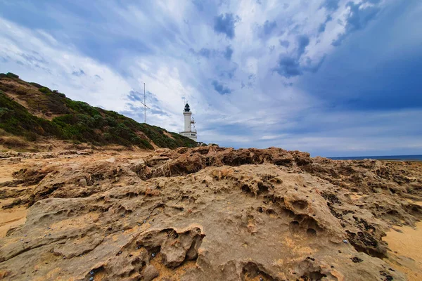 Malowniczy Widok Latarnię Morską Wybrzeżu Dramatycznymi Chmurami Nad — Zdjęcie stockowe