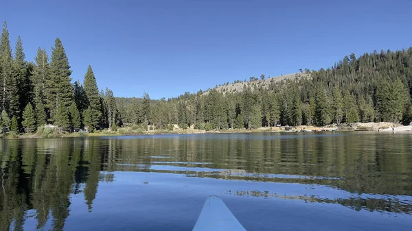 Belo Lago Plácido Cercado Por Árvores Alpinas Dia Ensolarado — Fotografia de Stock