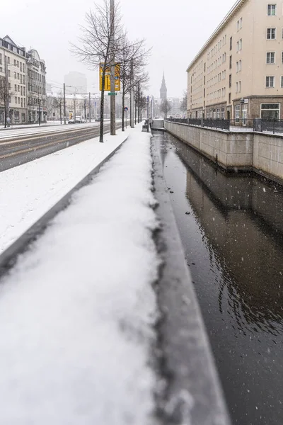 Tiro Vertical Uma Rua Nevada Leipzig — Fotografia de Stock