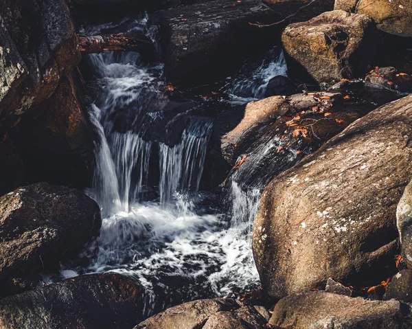 Der Kleine Wasserfall Den Felsen — Stockfoto
