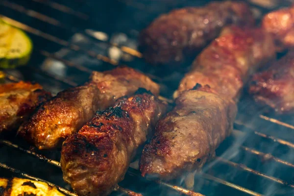 Rotoli Carne Chiamati Mici Mititei Con Verdure Grigliate Sul Carbone — Foto Stock