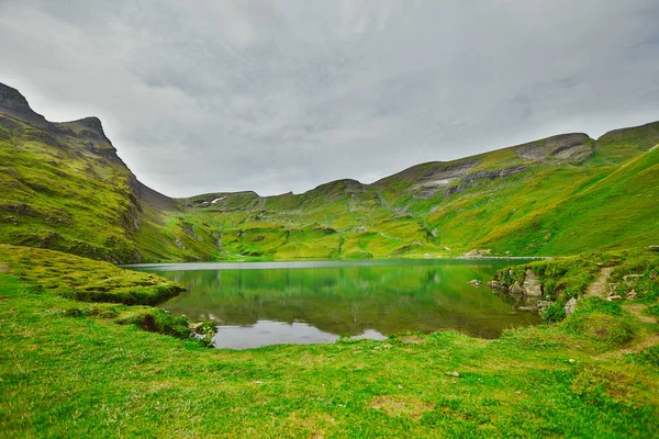 Krásný Výhled Odraz Zelených Vrcholků Hor Jezeře Švýcarsko — Stock fotografie