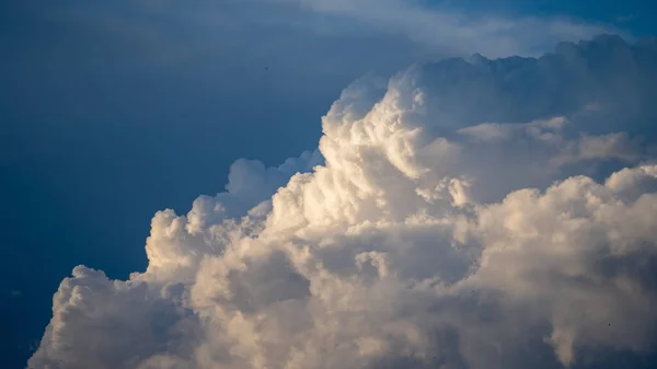 Uma Vista Panorâmica Das Nuvens Brancas Céu Azul — Fotografia de Stock