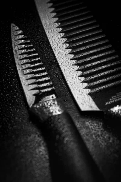 Вертикальный Крупный План Мокрых Ножей Черном Фоне — стоковое фото