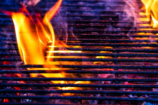 Leerer Heißer Holzkohlegrill Mit Heller Flamme — Stockfoto