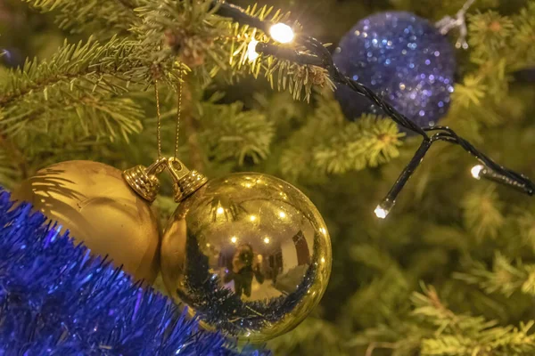 Ένα Κοντινό Πλάνο Μπλε Και Χρυσά Χριστουγεννιάτικα Μπαλάκια Κρεμασμένα Ένα — Φωτογραφία Αρχείου
