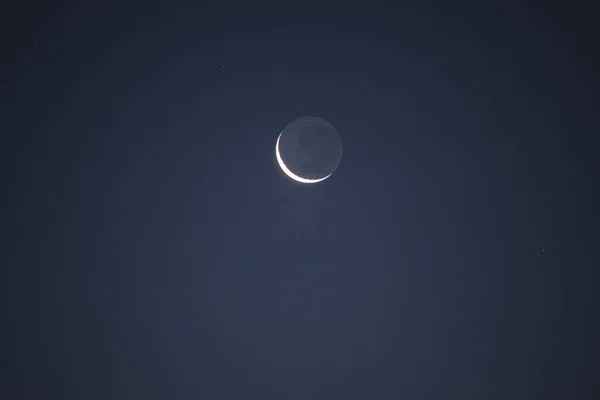 Nouvelle Lune Isolée Dans Ciel Nocturne — Photo