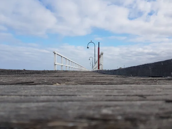 海に通じる古い木造の橋の眺め — ストック写真