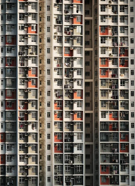 Een Verticaal Shot Van Een Hoog Residentieel Gebouw — Stockfoto