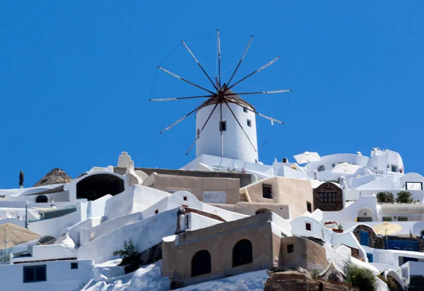 제도의 페리에 가옥들의 꼭대기에 풍차를 비스듬 — 스톡 사진