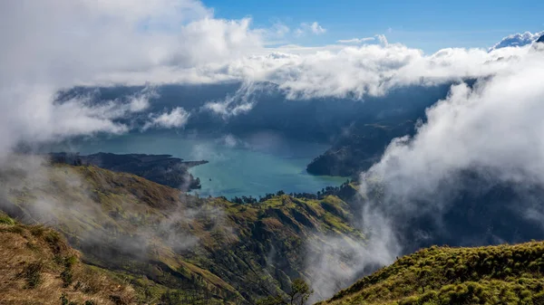 Ein Malerischer Blick Auf Eine Bergige Landschaft Die Von Wolken — Stockfoto