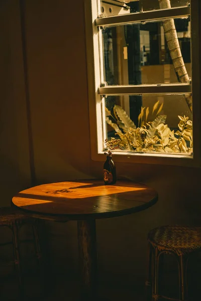 一道垂直的阳光穿过窗户照射在桌子上 — 图库照片